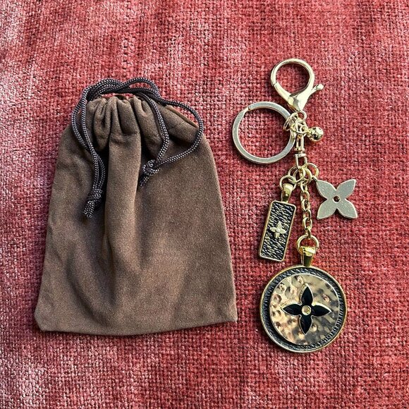 RUSTIC CLOVER Bag Charm Black and Gold Tone - Picture 1 of 9